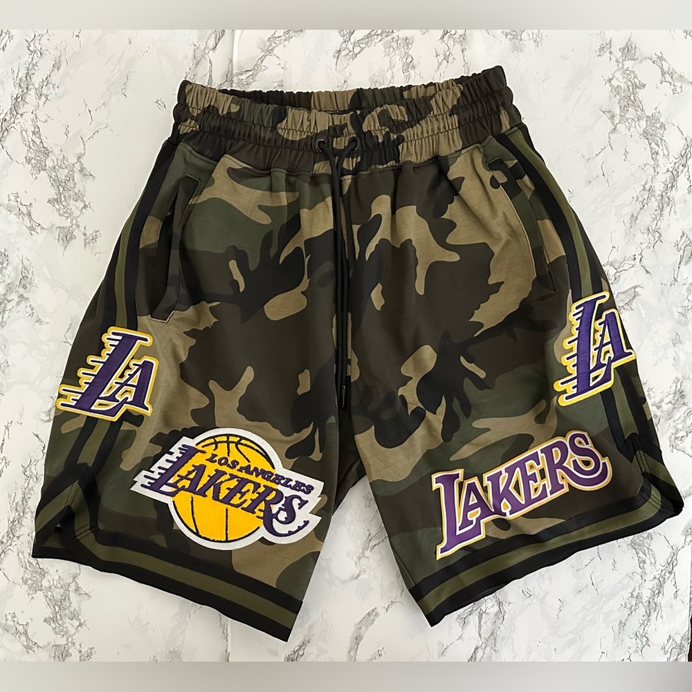 Los Angeles Lakers LA Patched Pro Standard Camo Athletic Shorts Men Size Medium